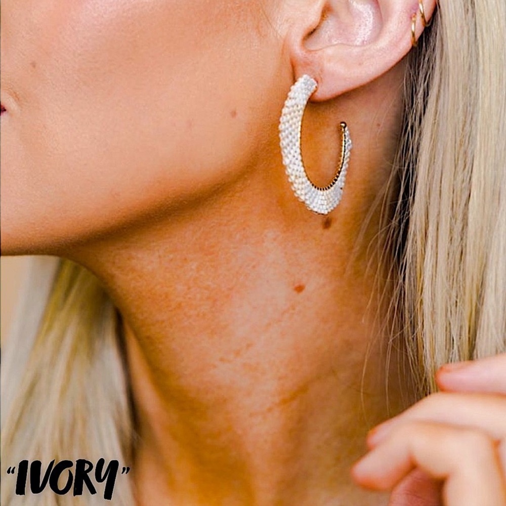 🆕🤍MESTIERE: IVORY Triangle Patterned Beaded 3/4 Hoop